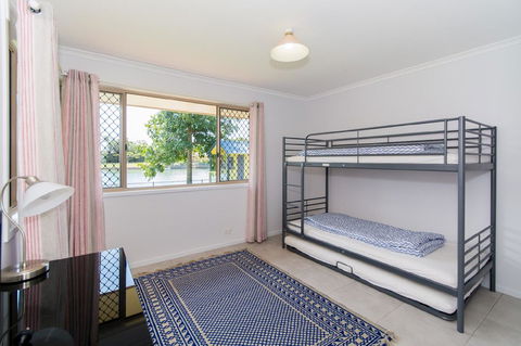 Lowset Home On The Canal - Dolphin Dr, Bongaree - Darwin Holiday 13