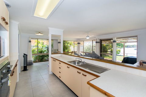 Lowset Home On The Canal - Dolphin Dr, Bongaree - Darwin Holiday 8