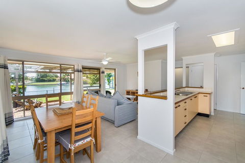 Lowset Home On The Canal - Dolphin Dr, Bongaree - Darwin Holiday 4