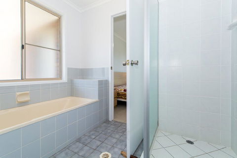 Lowset Home On The Canal - Dolphin Dr, Bongaree - Darwin Holiday 11