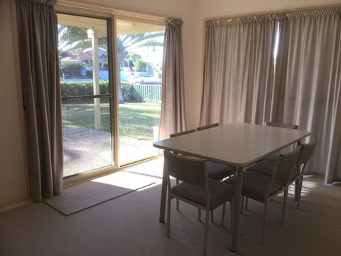 Private Canal Duplex With Pontoon - Oleander Drive, Bongaree - Darwin Holiday 9