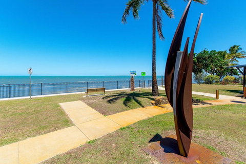 Private Canal Duplex With Pontoon - Oleander Drive, Bongaree - Darwin Holiday 12