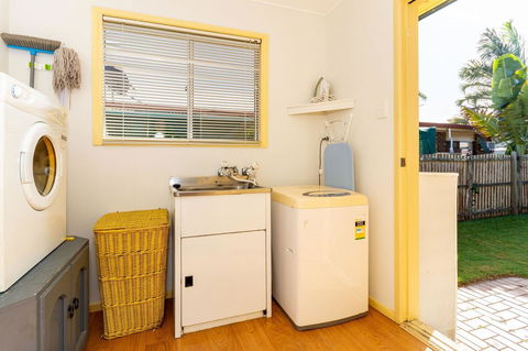 Pet Friendly Cottage In The Heart Of Bribie - Wirraway St, Bongaree - Darwin Holiday 17