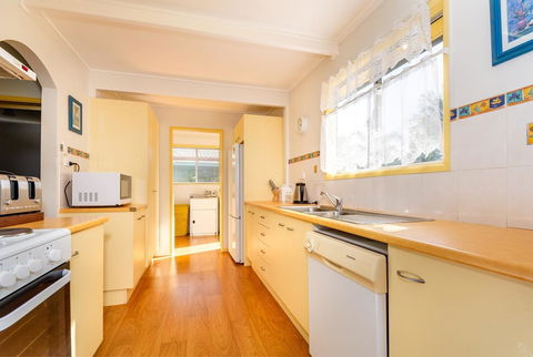 Pet Friendly Cottage In The Heart Of Bribie - Wirraway St, Bongaree - Darwin Holiday 7