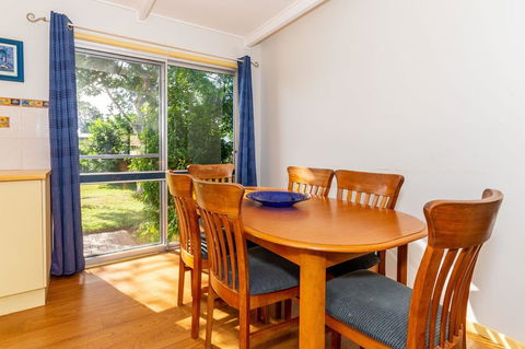 Pet Friendly Cottage In The Heart Of Bribie - Wirraway St, Bongaree - Darwin Holiday 1