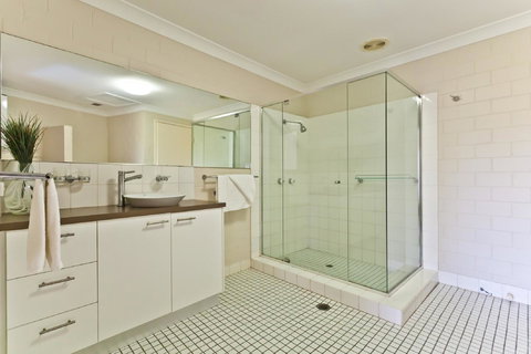 The Islander - Darwin Holiday 38