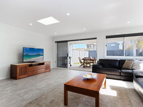 'Birubi Breezes', 2/7 Fitzroy St - Large Duplex With Air Conditioning, WIFI & Only 5 Minute Walk To The Beach - Darwin Holiday 1
