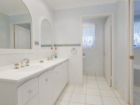 'GrandView', 10 Grandview Close - Huge House With Water Views, Aircon, WIFI, Netflix, Foxtel & Billiard Table - Darwin Holiday 3