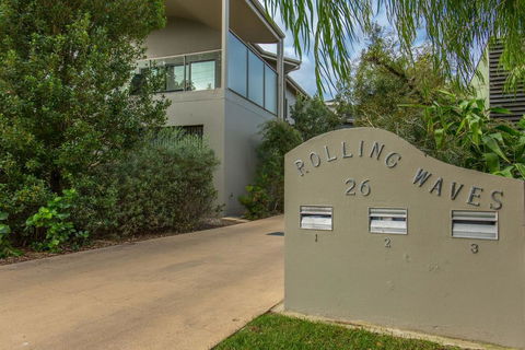 'Rolling Waves 2' On Ocean Drive - Darwin Holiday 0