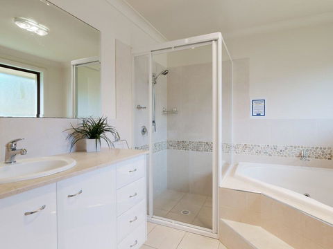 'Sandy Point Haven', 21a Sandy Point Rd - Stylish Haven With WIFI, Air Conditioning & Water Views - Darwin Holiday 1