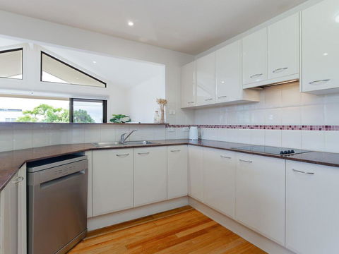 'Sandy Point Haven', 21a Sandy Point Rd - Stylish Haven With WIFI, Air Conditioning & Water Views - Darwin Holiday 2