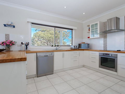 'SeaHaven', 2 Richardson Ave - Large Home With Aircon, Smart TV, WIFI, Netflix & Boat Parking - Darwin Holiday 3