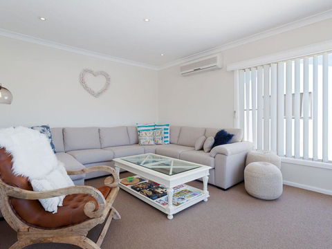 'SeaHaven', 2 Richardson Ave - Large Home With Aircon, Smart TV, WIFI, Netflix & Boat Parking - Darwin Holiday 2