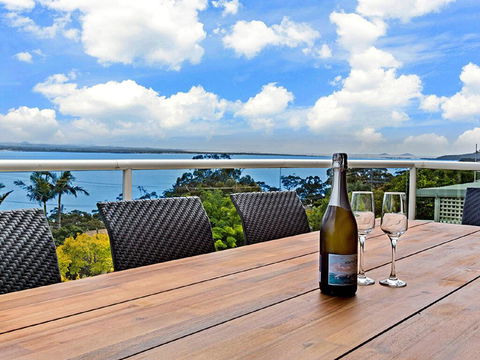 'The Bay', 25 Wallawa Rd - Huge Home With Aircon, Spectacular Views & Chromecast - Darwin Holiday 1