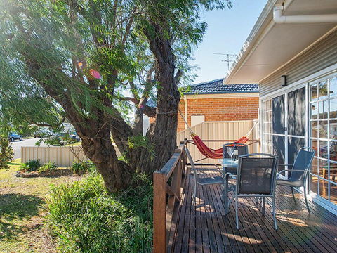 'The Croft' 11 Boulder Bay Rd - Cosy Beach House With Aircon & Only 270m To The Beach - Darwin Holiday 1