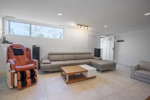 , , , Alice Wonderland, , ,  In 4 Beds House - Darwin Holiday 2