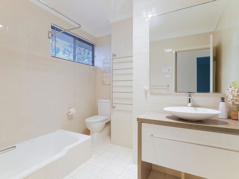 1 'Kooringal', 105 Soldiers Point Road - Waterfront Unit Wth Aircon - Darwin Holiday 1