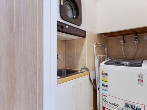 1 'Kooringal', 105 Soldiers Point Road - Waterfront Unit Wth Aircon - Darwin Holiday 3