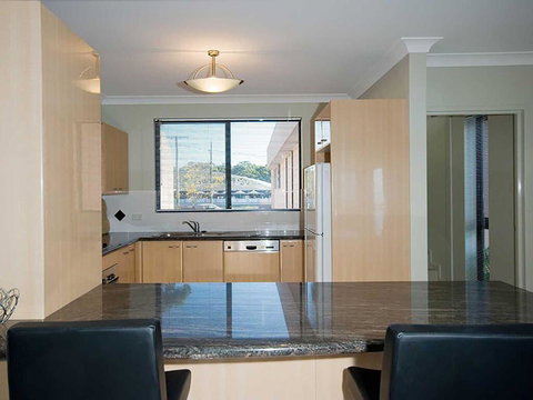1 'Seaside Splendour' 137 Soldiers Point Road - Beautiful Unit On The Waterfront - Darwin Holiday 3