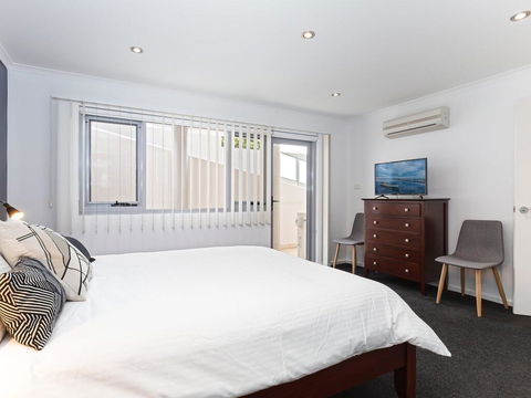 1 'Seaview', 9 Church Street - Huge Air Conditioned Unit With Lift & WIFI - Darwin Holiday 1