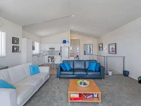 1/32 Ocean Avenue - Three Bedrooms, Three Bathrooms, Air Con, Boat Parking & Water Views - Darwin Holiday 2