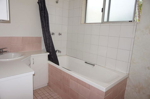 11 Bomburra Court - Rainbow Beach, Comfortable Beach House, Plenty Of Boat Parking - Darwin Holiday 1