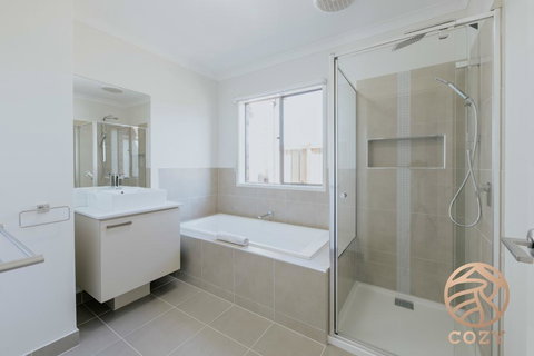 118 Refreshing 3BR Werribee Family House - Darwin Holiday 1