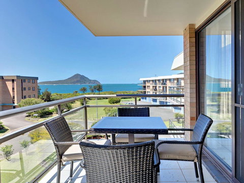 12 'Commodore', 6 Intrepid Close - Beautiful Water Views - Darwin Holiday 0