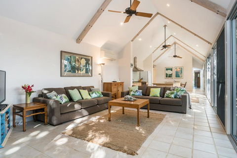 12 Childe Street, Byron Bay - Absolute Belongil Summerhouse - Darwin Holiday 0