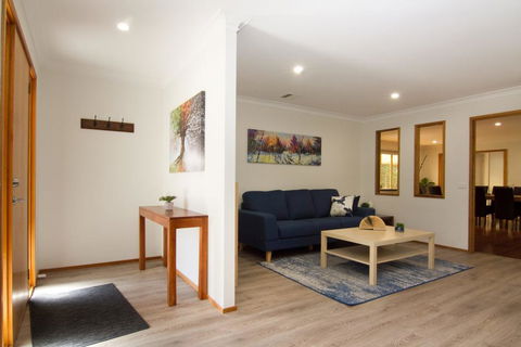 12 Mount Porepunkah Road - Darwin Holiday 0