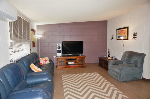 13 Grenadier Street - Shady Haven With A Large Outdoor Entertaining Area - Darwin Holiday 3