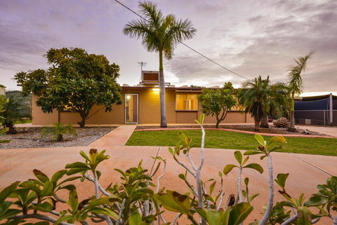 13 Grenadier Street - Shady Haven With A Large Outdoor Entertaining Area - Darwin Holiday 0