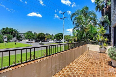 14 'THE DUNES', 38 MARINE DR - LARGE UNIT WITH POOL, TENNIS COURT AND DIRECTLY ACROSS FROM FINGAL - Darwin Holiday 2