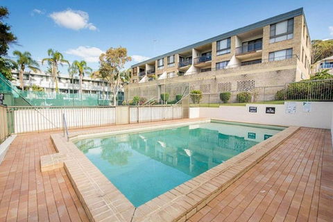 14 'THE DUNES', 38 MARINE DR - LARGE UNIT WITH POOL, TENNIS COURT AND DIRECTLY ACROSS FROM FINGAL - Darwin Holiday 3