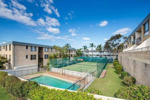 14 'THE DUNES', 38 MARINE DR - LARGE UNIT WITH POOL, TENNIS COURT AND DIRECTLY ACROSS FROM FINGAL - Darwin Holiday 0