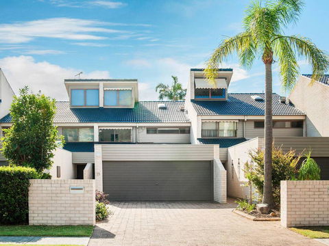 15 'The Moorings', 4 Cromarty Road - Stunning With Water Views & Pool - Darwin Holiday 0