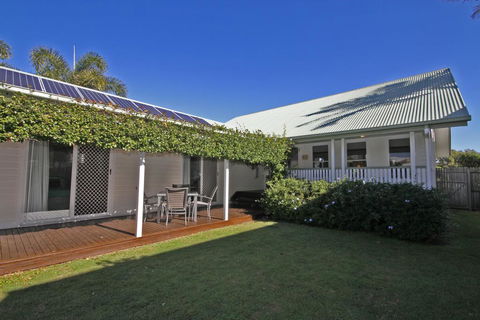 16 Beachway Pde, Marcoola: Linen Incl, WiFi, Pet Friendly, A/Cond. 500 BOND - Darwin Holiday 1