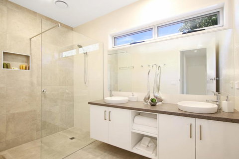 18 On Rayner - Swish Apartment Myrtleford - Darwin Holiday 0