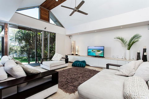 18A Childe Street, Belongil Beach - Belongil Beach Pavilion House - Darwin Holiday 0
