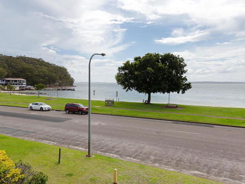 2 'Little Hut' 20 Kurrawa Close - Stunning Water Views Of Little Beach - Darwin Holiday 0