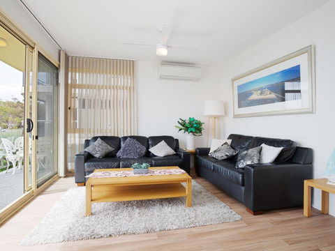 2 'Little Hut' 20 Kurrawa Close - Stunning Water Views Of Little Beach - Darwin Holiday 2