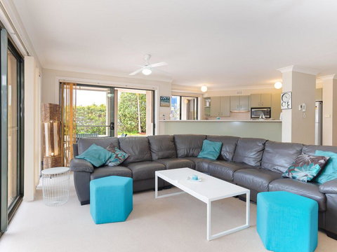2 'Peninsula Waters' - Three Bedroom Unit With Spacious Private Courtyard & WIFI - Darwin Holiday 1