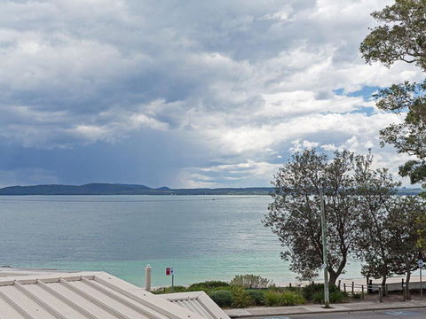 2 'Sunnie Belle' 3 Victoria Parade- Water Views Over Nelson Bay Foreshore - Darwin Holiday 0