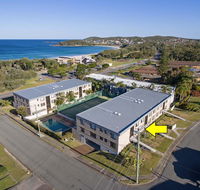 2 'The Dunes' 38 Marine Drive - pool tennis court and so close to the beach - Darwin Holiday