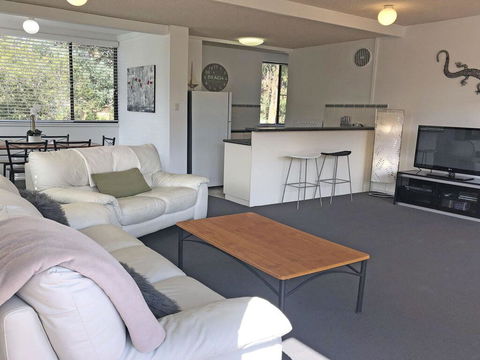 2 'Villa Ellisa', 8-10 Columbia Cl - Beautiful Water Views & Directly Across To Little Beach - Darwin Holiday 1