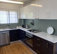 2 Bed Bar Beach Apartment - stroll to beach  cafes supermarket apartment 6 - Darwin Holiday