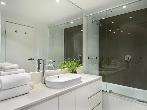 2 Bedroom Ocean View 27 Floors Above H-Residences - Darwin Holiday 2