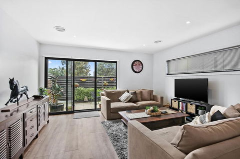 2 Bedroom Townhouse - Family & Corporate Bookings Only - Darwin Holiday 1