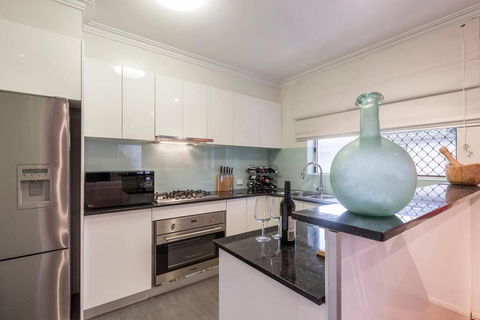 2 Bedroom With Parking & AC Close To Beach & City - Darwin Holiday 3
