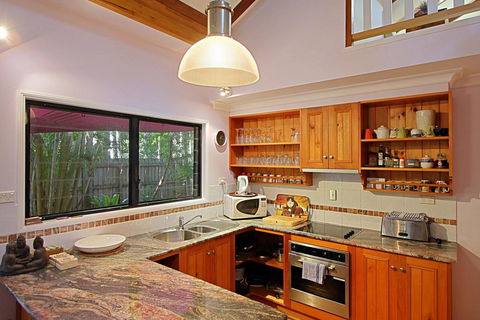 2 Manfred Street, Belongil Beach - Susie's Beach House - Darwin Holiday 3